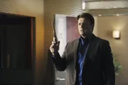 Blöderweise hält Richard (Nathan Fillion) gerade die Waffe in der Hand, als der neue Freund seiner Tochter den Raum betritt ...