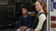 Little Boy (Crew Kingston Miskel) und Kim Burgess (Marina Squerciati)