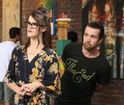 Blair (Mary Holland, l.); Mac (Rob McElhenney, r.)