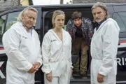 "Soko Donau", "Trauriger Sonntag." Ein Sonntagsausflug endet in einer Katastrophe. Als unser Team am Tatort erscheint, bietet sich ihnen ein Bild des Grauens: Die Mutter wurde mit mehreren Messerstichen ermordet. Der kleine Sohn, offenbar Zeuge der Tat, ist aufgrund des Schocks katatonisch und kann nicht befragt werden. Der Vater, Hauptverdächtiger, streitet die Tat ab und meint, Einbrecher müssten seine Frau überwältigt haben, als er noch in der Garage war. Dass seine Frau sich trennen wollte, macht seine Position nicht einfacher. Im Bild (v.li.): Gregor Seberg (Helmuth Nowak), Lilian Klebow (Penny Lanz), Andreas Kiendl (Christian Ridler), Stefan Jürgens (Carl Ribarski).