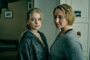 (v.li.): Nela Thaler (Emilia Pieske), Blum (Anna Maria Mühe).