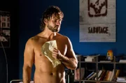 Claudius Zorn (Stephan Luca) findet Malinas Brief. Er versteht die Welt nicht mehr.