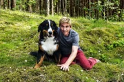 Fritz Fuchs (Guido Hammesfahr) hat mit seinem Hund Keks die Stelle im Wald gefunden, an der noch wunderbar weiches Moos wächst.