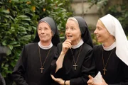 Die Nonnen sind begeistert vom Hochzeitspaar (v.li.: Karin Gregorek, Emanuela von Frankenberg, Julia Heinze).
