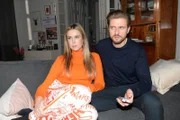 Jessica (Nina Ensmann) und Philip (Jörn Schlönvoigt) überlegen, wie sie Emily helfen können, ihre Enttäuschung von Tobias zu überwinden.