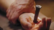 Ein Nägel in der Hand