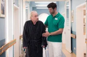 Darren Macneil (Michael Raphael Klein, re.) hat seine liebe Müh' mit Hagen Bilzer (Martin Seifert, li.). Seit dem Tod von Hagens Frau sieht der Witwer keinen Sinn mehr in seinem Leben, fühlt sich allein und weiß nicht mehr, was er mit dem Leben noch anfangen soll.