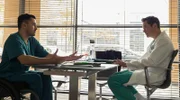 Dr. Ilay Demir (Tan Caglar, li.) und Dr. Philipp Brentano (Thomas Koch, re.) diskutieren darüber, ob es vertretbar ist, einem Patienten das Bein abzunehmen, wenn keine ausreichende medizinische Indikation vorliegt.