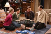 Ein Spieleabend der besonderen Art wartet auf Penny (Kaley Cuoco, l.), Amy (Mayim Bialik, 2.v.l.), Leonard (Johnny Galecki, 2.v.r.) und Sheldon (Jim Parsons, r.)