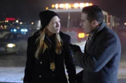 Am Flughafen erhält Agent Olivia Dunham (Anna Torv, l.) von ihrem Kollegen Charlie Francis (Kirk Acevedo, r.) die ersten Informationen über die mysteriösen Vorfälle ...