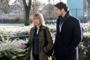 ARD PROGRAMMDIREKTION, IN ALLER FREUNDSCHAFT - DIE JUNGEN ÄRZTE, neue Vorabend-Weekly mit 42, Folgen 17 "Alte Liebe", am Donnerstag (04.06.15) um 18.50 Uhr im Ersten. Frau Loberts (Ursela Monn, l.) Mann leidet offenbar unter einer besonderen Form von Demenz. Sie ist schockiert, denn ihr Schwiegervater litt bereits darunter und sie gibt gegenüber Dr. Ahrend (Roy Peter Linbk, r.) zu verstehen, dass sie weiß, was das für die Familie bedeutet.