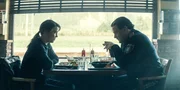 Wallner (Britta Hammelstein) unterhält sich mit Lambert (Dominic Marcus Singer) beim Essen im Restaurant ihres Hotels über den Fall.