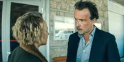 Blum (Anna Maria Mühe) erklärt Wagenschaub (Lucas Gregorowicz) vor dem Polizeigebäude, dass sie nicht im Besitz des gesuchten Videos ist.