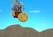 Zacki hat eine Idee: Um die frechen Möwen wegzulocken, hat er einen Riesenkeks gebacken. Mit seinen Freunden an Bord verwandelt er die Bahn ins "Heli-Mobil" und transportiert den Riesenkeks für die Möwen gut sichtbar von der Vulkaninsel weg. Nun müssen die Möwen nur noch hinterher fliegen.