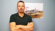 Matthias Werner Psychotherapeut Nach seiner Ausbildung zum Krankenpfleger und der Arbeit mit Kindern und Jugendlichen in einer psychiatrischen Klinik ist Matthias heute psychologischer Psychotherapeut und hilft seinen Klienten, ihre Alltagsaufgaben wieder besser zu bewältigen. Dabei weiß er: "Psychotherapie funktioniert nicht nach Schema F und man braucht neben Expertise vor allem Empathie, Mut und Geduld."