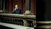 Lutz Hagner (Rainer Furch) bekommt während der Ausstellungseröffnung der Schierer Stiftung einen wichtigen Anruf.