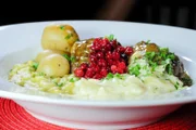 Fleischfrikadellen garniert mit Preiselbeeren, hier von „Stortorvets Gjistgiveri“.