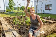 Annette Aller ist stolz auf ihr neues Gemeinschaftsbeet.