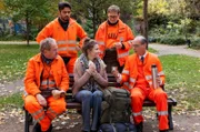 V. li. n. re.: Werner (Uwe Ochsenknecht), Tarik (Aram Arami), Ralle (Jörn Hentschel) und Felsenhain (Martin Brambach) kümmern sich um Luna (Carolin Garnier).