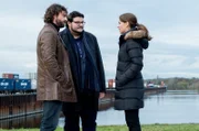 Die Ermittler Claudius Zorn (Stephan Luca) und Schröder (Axel Ranisch) beraten sich mit Staatsanwältin Frieda Borck (Alice Dwyer).