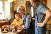 Franz' (Sebastian Bezzel, l.) Großmutter (Ilse Neubauer) und sein kauziger Vater (Eisi Gulp) haben immer Zeit für eine kleine Kaffeerunde.