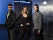 Peter Bishop (Joshua Jackson, l.), Dr. Walter Bishop (John Noble, r.) und FBI-Agentin Olivia Warren (Anna Torv, m.)