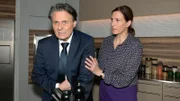 Desillusioniert schiebt Gerner (Wolfgang Bahro) seine Symptome auf seine Demenzerkrankung. Katrin (Ulrike Frank) versucht ihn zu beruhigen.
