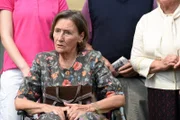 Die demente Rosa (Gertrud Roll) lauscht dem Konzert des örtlichen Schulchors zu Ernas 100. Geburtstag.