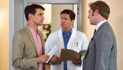 Michael (Luca Zamperoni, l.) will unbedingt, dass von Hatzfeld (Tom Radisch, r.) endlich aus Lisas Umfeld verschwindet und hofft, ihn an eine auswärtige Klinik wegloben zu können (mit Francis Fulton-Smith, M.).