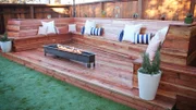 Kristen und Andrew haben ein Haus gekauft und renovieren es. Für den Garten blieb noch keine Zeit. Die Garten-Retter befreien den Outdoor-Bereich von einem einsamen Baum und bauen dafür eine Terrasse und eine Feuerstelle. Gekrönt wird das Design mit Möbeln in antikem Look, einem Pizzaofen und einer modernen Lamellenwand.