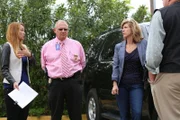 Das Durchgehen des Tathergangs gehört für Yolanda McClary (l.) und Kelly Siegler (2.v.r.) zum Handwerk dazu und ist unverzichtbar, um die Fälle aufzulösen.
