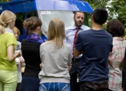 Direktor Berger (Robert Schupp) verkündet besorgt, dass das Internat nicht mehr bewohnbar ist.