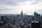 Im frühen 20. Jahrhundert beginnt in New York ein Kopf-an-Kopf-Rennen um das höchste Gebäude der Welt. Es gewinnt mit 443 Metern das Empire State Building. Am 1. Mai 1931 wird es feierlich eröffnet, nach nur 13 Monaten Bauzeit. Doch dann stehen die Büros leer, die Wirtschaftskrise hat begonnen, und die New Yorker verspotten das höchste Haus der Welt als ¿Empty State Building¿. Heute ist seine Plattform eine der meist besuchten Sehenswürdigkeiten der Stadt.