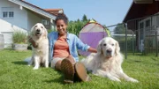 Summer (links) und Mexx (rechts) sind gutmütige Charaktere. Gern posieren sie im Garten ihrer Besitzerin Sandra für ein Erinnerungsfoto mit Pia.