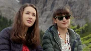 Mia (l. Margot Nuccetelli) und Sara (r. Lucia Luna) unternehmen eine ausgedehnte Wanderung in die Berge.