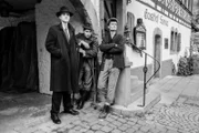 V.l.n.r.: Der junge Hermann Natterer (Patrick Mölleken), Robert Cabell (Julian Schmieder) und Gerd Sieber (Fabian Halbig) beobachten die französischen Soldaten.