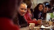 Während der Abendrunde werden die Pferde für den nächsten Tag verteilt. Ronja freut sich schon darauf.