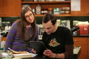 Sheldon (Jim Parsons, r.) und Amy (Mayim Bialik, l.) können es nicht fassen, dass Stephen Hawking positiv auf Sheldons Anfrage, das Online-Spiel "Words with Friends" mit ihm zu spielen, reagiert hat ...