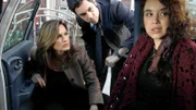 Detective Olivia Benson (Mariska Hargitay, l.) und Detective Nick Amaro (Danny Pino) suchen den Entführer eines zehnjährigen Jungen. Doch was hat Nadia Grey (Alexandra Silber) mit dem Fall zu tun?