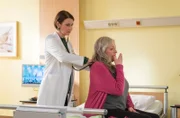 Dr. Vivien Meinhart hat vor einiger Zeit ein neues Herz transplantiert bekommen. Bisher ist alles gut verlaufen, doch ein andauernder Husten bereitet Dr. Maria Weber Sorgen. Sie rät der leidenschaftlichen Paartherapeutin Dr. Meinhart dringend, sich zu schonen.