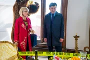 DS Wong (Matt McCooey) und Agatha (Ashley Jensen) machen sich am Tatort ein Bild von der Lage. Agatha unterstützt den Kommissar bei den Ermittlungen, denn DS Wong läuft die Zeit davon, um den Fall zu lösen.