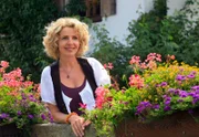 Sophie (Michaela May) hat einen neuen Job als Haushälterin beim Pfarrer.