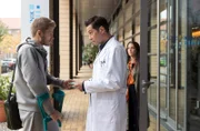 Arzu Ritter (Arzu Bazman, re.) und ihr Mann Dr. Philipp Brentano (Thomas Koch, mi.) werden vor der Sachsenklinik von Jost Bloch (Matthias Gärtner, li.) angesprochen. Ohne Umschweife kommt dieser auf den Punkt und eröffnet Dr. Brentano, dass er auf der Suche nach einem Chirurgen ist, der ihm das Bein amputiert.