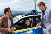 Kommissar Kaya (Baran Hêvî, l.), Polizeihauptmeister Mohr (Max Müller, M.)  und Kommissar Hansen (Igor Jeftić, r.) tauschen sich über erste Ermittlungsergebnisse aus.