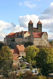 32 Denkmäler in Deutschland sind auf der Welterbeliste der UNESCO verzeichnet. Allein 8 davon befinden sich in Mitteldeutschland. Sachsen-Anhalt ist besonders reich gesegnet mit dem "Tafelsilber", das als wertvolles Kulturgut von Generation zu Generation vererbt werden sollte. Während sich ausländische Touristen von diesen architektonischen oder landschaftlichen Schmuckstücken besonders angezogen fühlen, ist das Wissen der Einheimischen über die benachbarten Welterbestätten oft lückenhaft. Dabei präsentieren sie sich gerade in Mitteldeutschland sehr vielfältig. Sie reichen vom funktionalen Stil der Bauhäuser über die Weimarer Klassik, den Lutherschen Wirkungsstätten bis zur Fachwerkromantik Quedlinburgs und zum größten Landschaftspark Europas. Unter den konkreten Vorgaben der UNESCO die "Einzigartigkeit" und "Authentizität" einer Welterbestätte zu erhalten, ist - wie die Praxis zeigt- immer wieder eine Herausforderung. Dom von Quedlinburg.