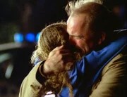 Glücklich schließt Frank Dawber (Adam Nelson) seine tot geglaubte Tochter Leann (Alexandra Krosney) in die Arme.