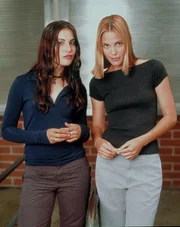 Carly Pope (li.) als Samantha "Sam" McPherson, ein Mädchen mit enormen Hang zur Gerechtigkeit und Leslie Bibb als Brooke McQueen, Prototyp eines Püppchens und Leiterin des Cheerleaderteams der Highschool.