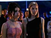 Sam (Carly Pope, li.) und Brooke (Leslie Bibb, re.) können es kaum fassen, mitten in ihren Streit tauchen Brookes Vater und Sams Mutter auf und teilen den beiden Teenagern mit, dass sie sich verlobt haben.