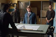Raymond 'Red' Reddington (James Spader, Mitte), Wächter (Steve Lord, r.)