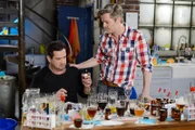 Marian (Sam Eisenstein, l.) und Ingo (André Dietz) finden endlich die richtige Zusammensetzung für ihr Bier.